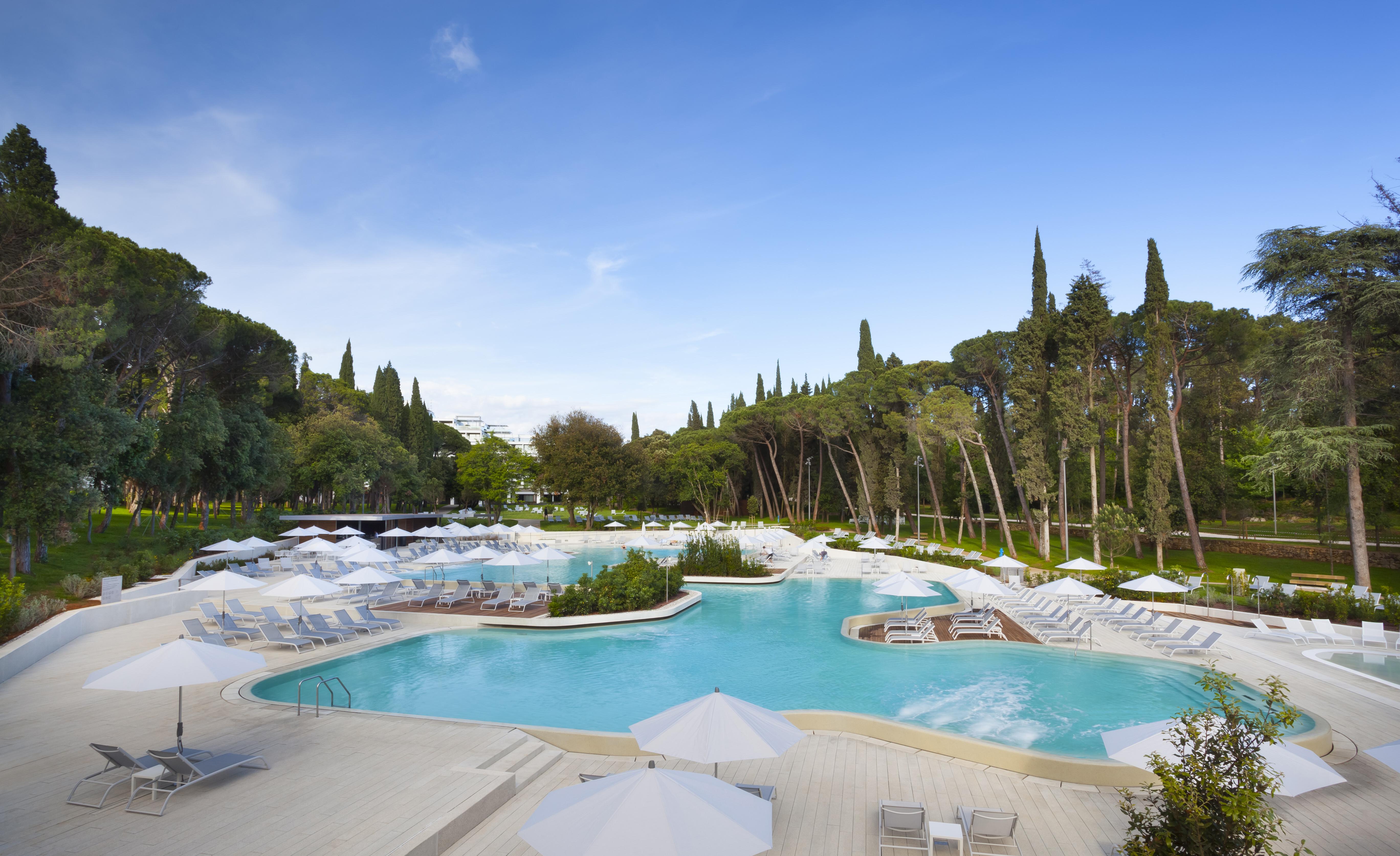 Lone Hotel By Maistra Collection Ровин Екстериор снимка The pool at the resort