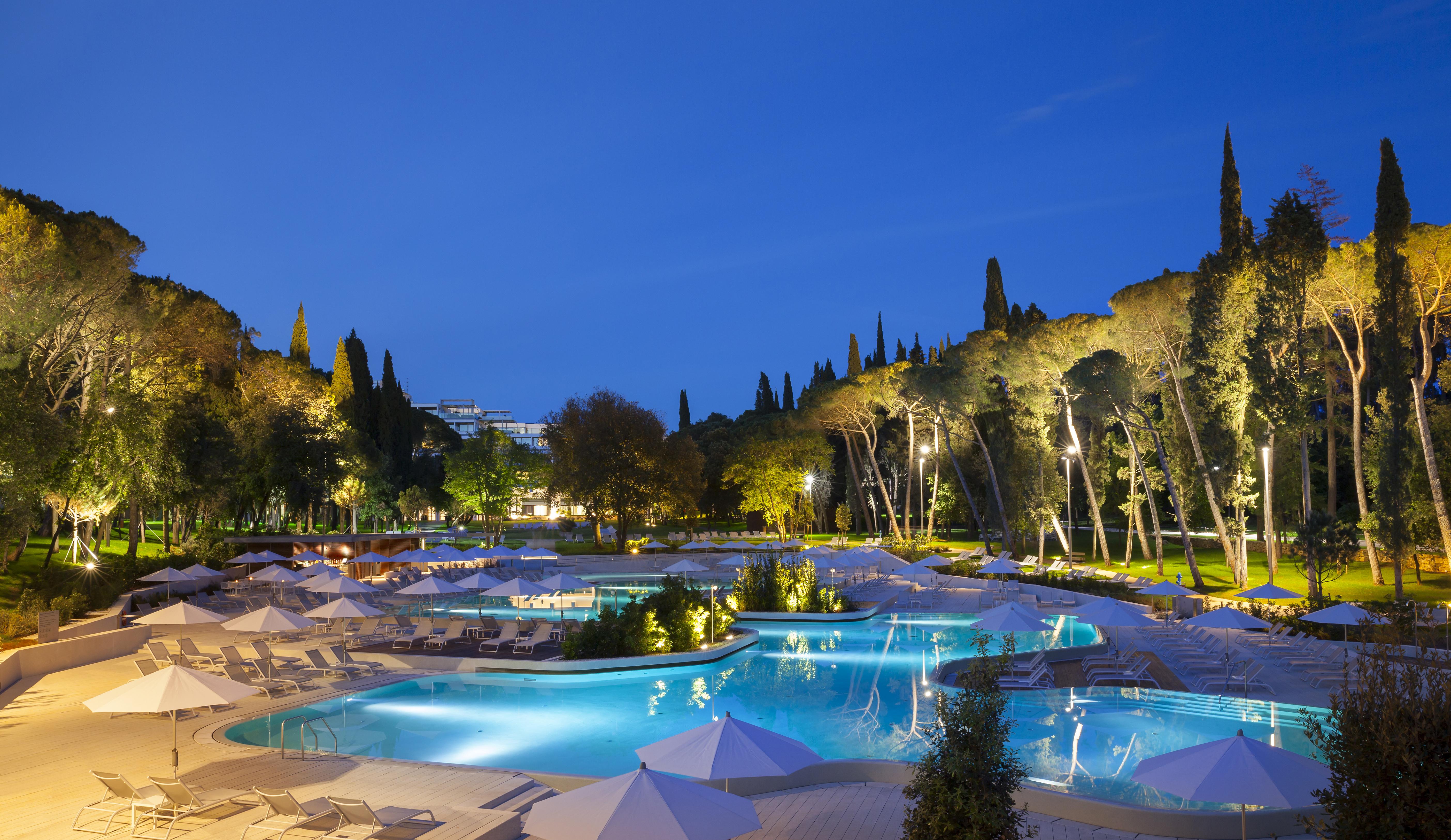 Lone Hotel By Maistra Collection Ровин Екстериор снимка The resort's main pool