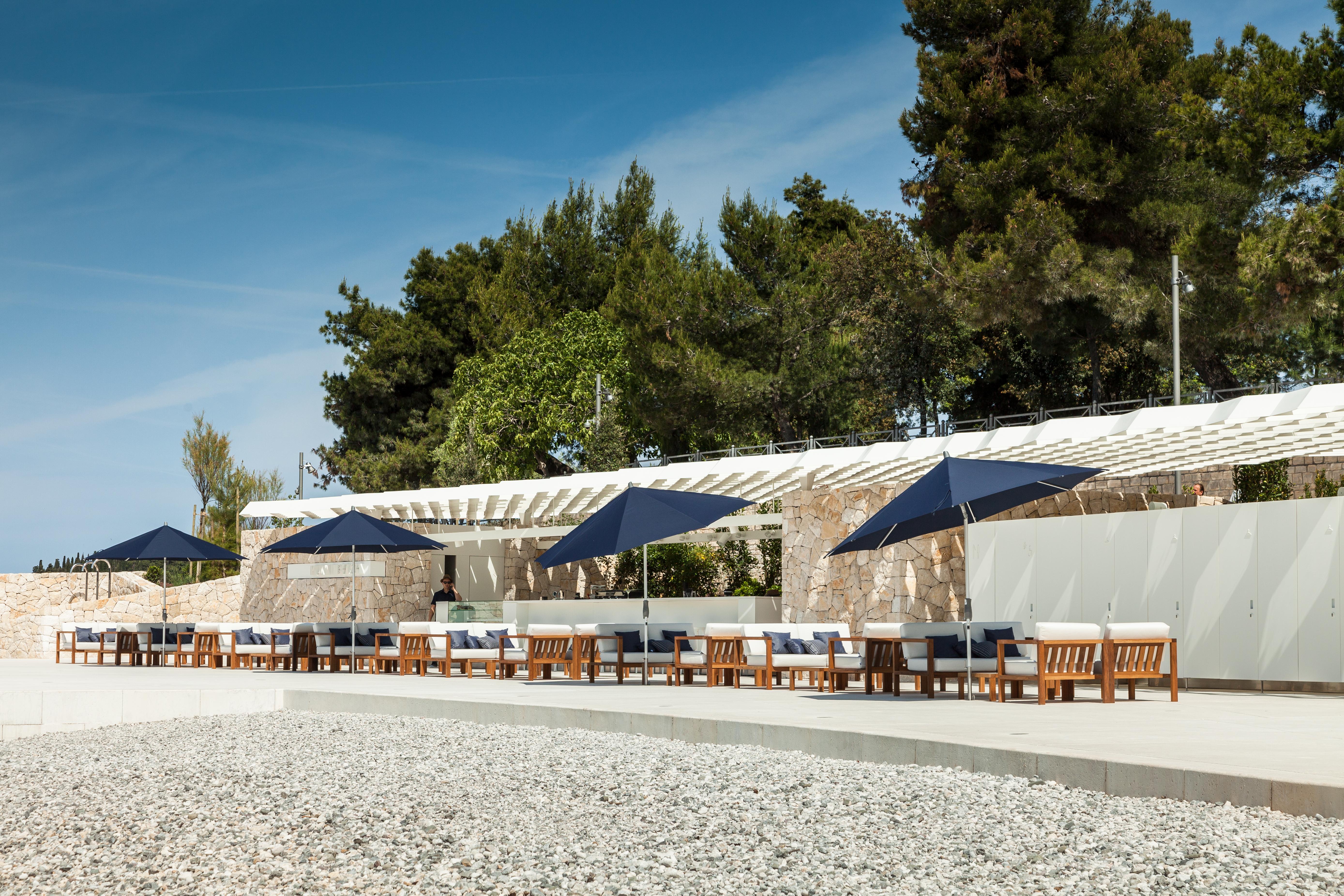Lone Hotel By Maistra Collection Ровин Екстериор снимка The beach at the hotel
