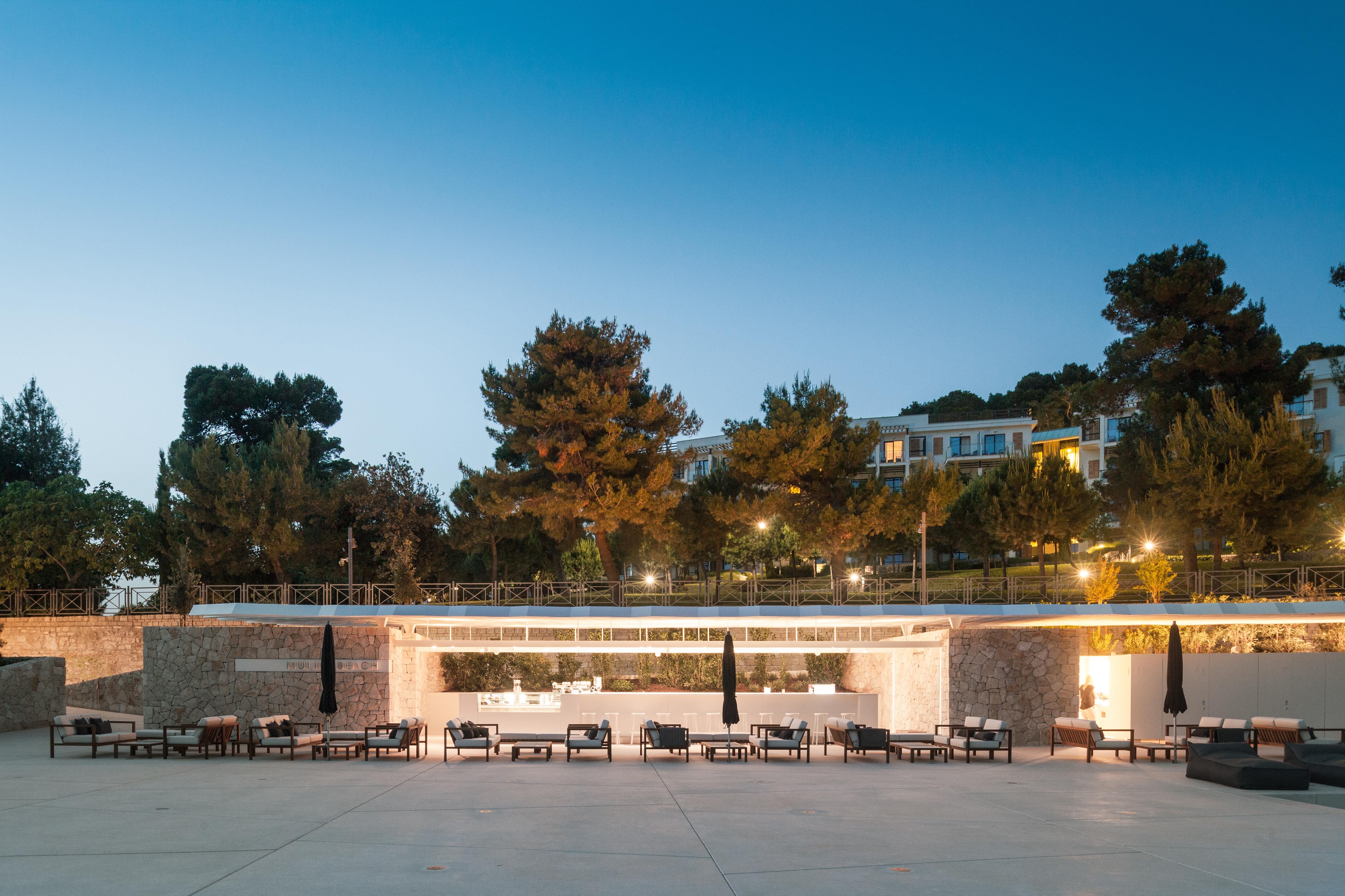 Lone Hotel By Maistra Collection Ровин Екстериор снимка The restaurant at the hotel